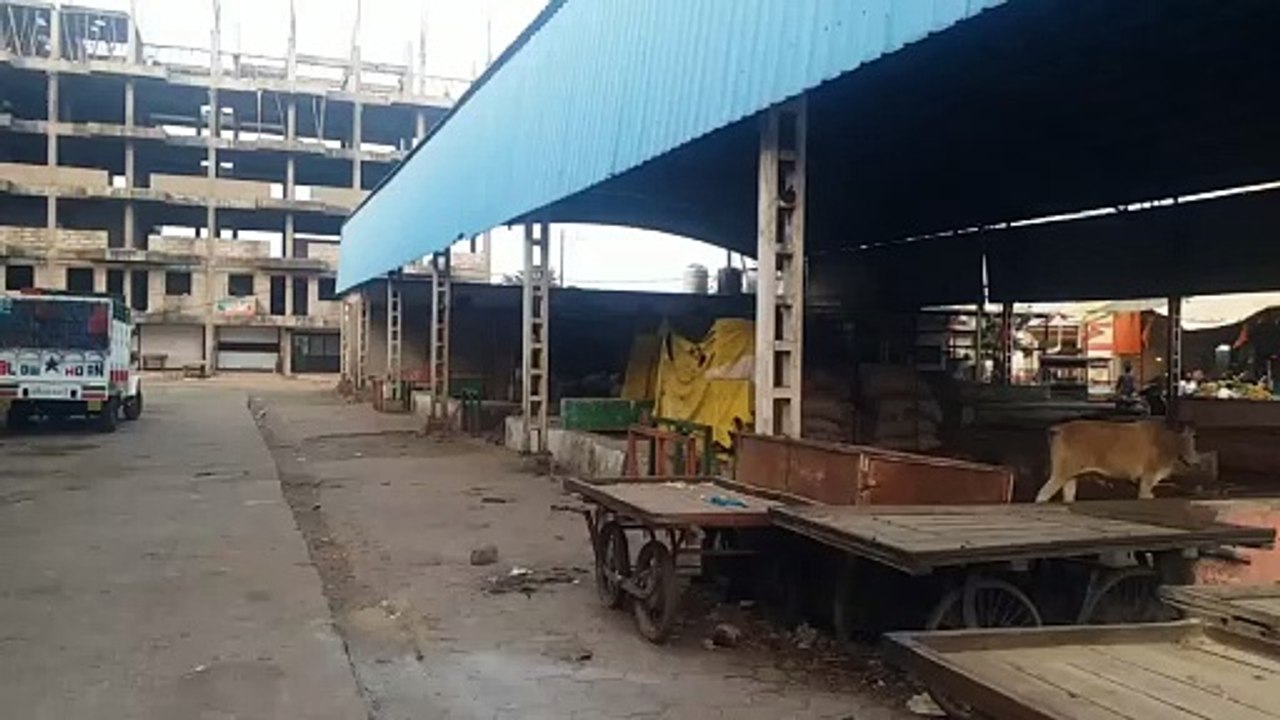 Platforms remain empty, fruit markets are set up on the roads