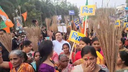 মহিলাদের সঙ্গে ঝাঁটা হাতে রাস্তায় Suvendu, দিঘায় কোন অবতারে নামলেন LOP?