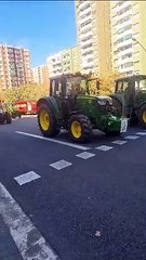 Así han cortado el tráfico los tractores en la avenida de Meridiana de Barcelona