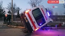 Ambulans ile otomobil çarpıştı: 2'si sağlık çalışanı olmak üzere 3 kişi yaralandı