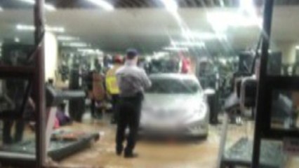 후진하던 차량 헬스장으로 돌진...60대 여성 다쳐 / YTN