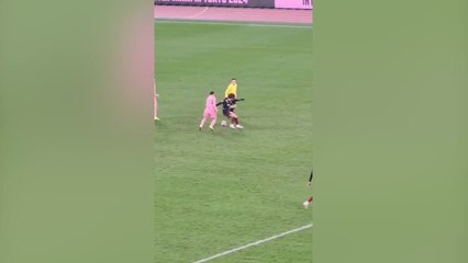 Messi, ensañándose con este japonés tres veces: el público se cayó de la risa