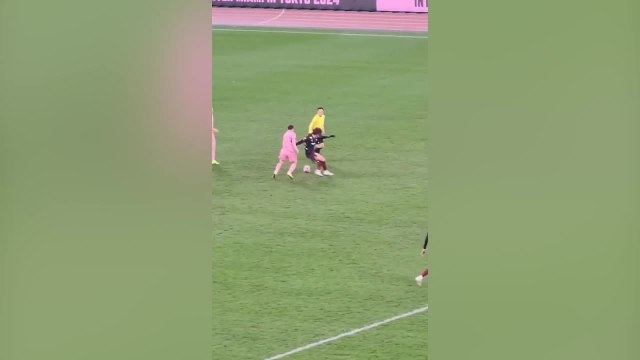 Messi, ensañándose con este japonés tres veces: el público se cayó de la risa