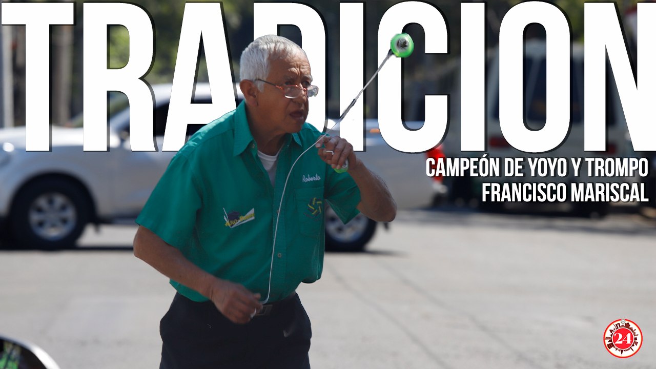 Abuelito campeón mundial de yoyo se gana la vida mostrando sus habilidades en un semáforo