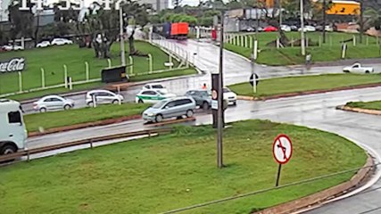 Vídeo: Chevrolet Tracker atravessa trevo e é atingida por caminhão