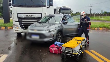 Mulher fica ferida em acidente entre Tracker e bitrem no Trevo da Portal