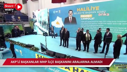 Descargar video: AKP'li başkanlar. MHP' İlçe Başkanını aralarına almadı ve elini sıkmadı