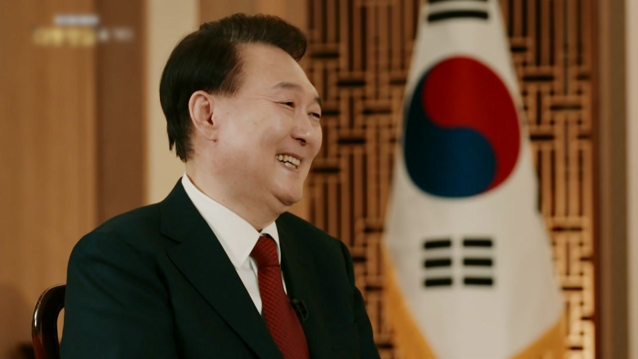 尹, 명품가방 의혹에 "몰카 정치 공작...매정하게 못 끊은 게 문제" / YTN