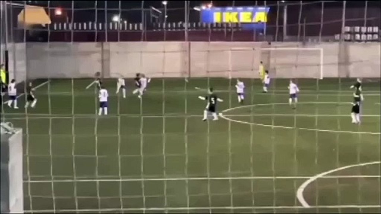 Gesto de rbitro para com um menino de 5 anos que chorou aps agarrar a bola fora da rea tornou-se viral