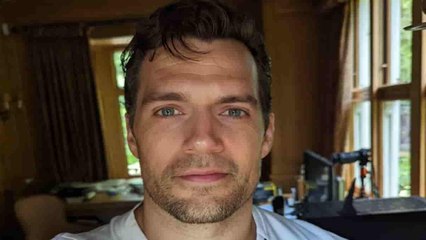 Henry Cavill déconcerté par les moments romantiques sur grand écran !