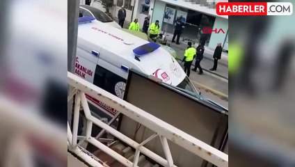 Çiftçi, taşınacağı için kapalı olan banka şubesine otomobiliyle daldı