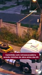 Caminhão com retroescavadeira acorda vizinhos de obra antes das 6h