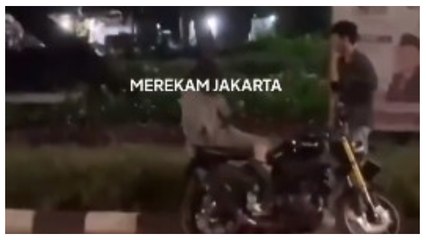Mahkota king! Moment Pria Stop Kekerasan Cowok yang memukul pacarnya di pinggir jalan