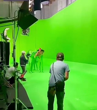 J’ai tourné dans un film à gros budget - Waow ! Quelle chance : tu avais un rôle important ? - Ah oui hein, aux côtés de l’actrice principale - OMG carrément ? Trop la chance : tu avais quel rôle ? - Je faisais le fond vert