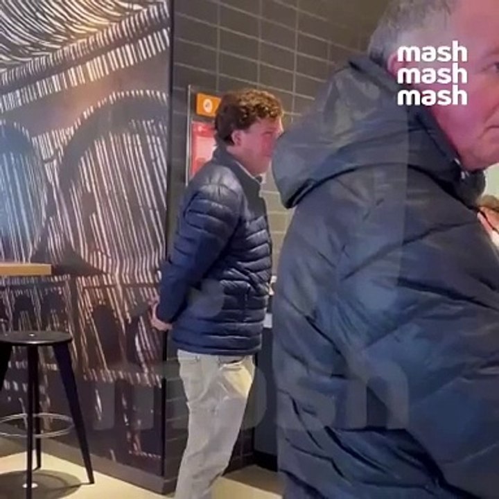 Tucker Carlson dans un « McDonald's russe », attendant patiemment sa commande de hamburgers, de frites et de soda. Après son excursion dans la restauration rapide, Tucker s'est rendu chez Auchan,