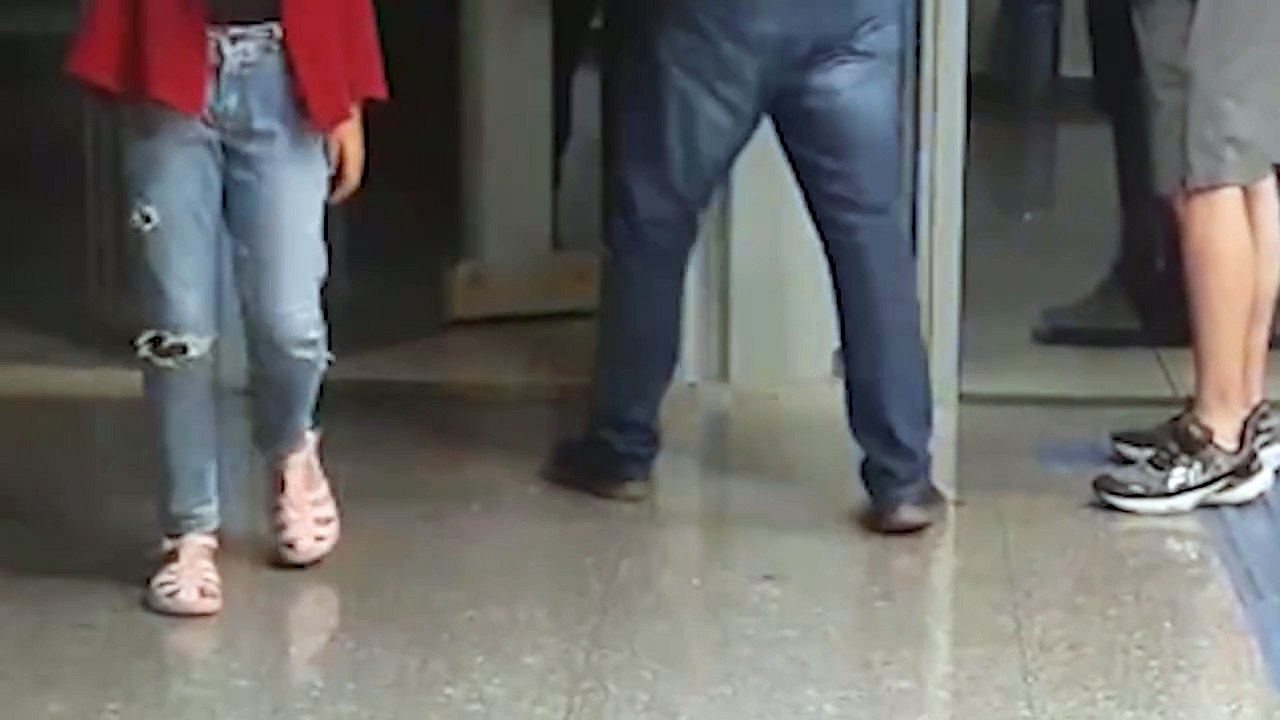 Menina trancada em agência: após mais de uma hora, segurança abre porta e libera criança