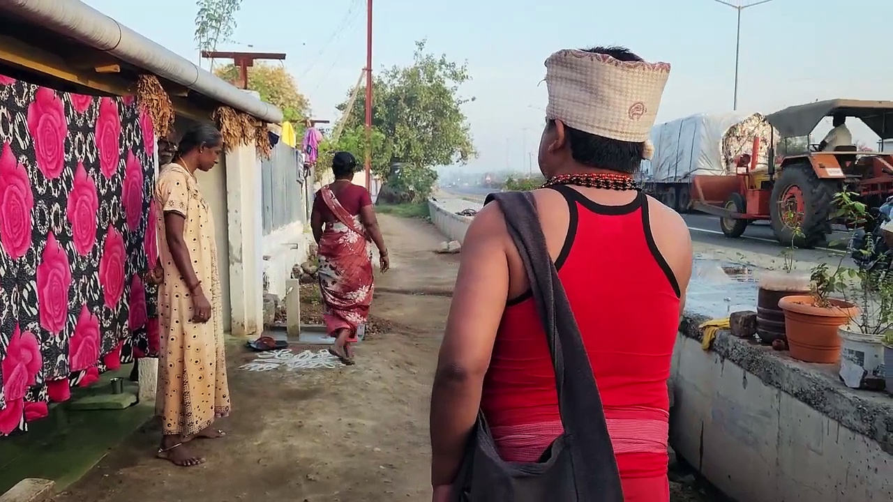 ஜக்கம்மா சொல்றா ஜக்கம்மா சொல்றா; திருப்பூரில் குடுகுடுப்பை வாசித்து பிரசாரத்தை தொடங்கிய திமுக