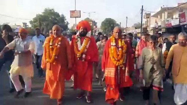 साकेत धाम से निकली नर्मदा परिक्रमा यात्रा ग्वारीघाट पहुंची