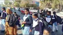 दौड़ते वाहनों के बीच से निकल छात्राएं जा रहीं स्कूल