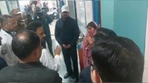 एम्स में डिप्टी CM राजेंद्र शुक्ल को देख रोने लगी हरदा पटाखा फैक्ट्री विस्फोट से पीड़ित महिला