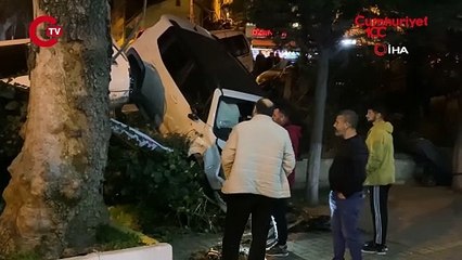 Faciadan dönüldü... Virajı alamayan araç çay bahçesine uçtu!