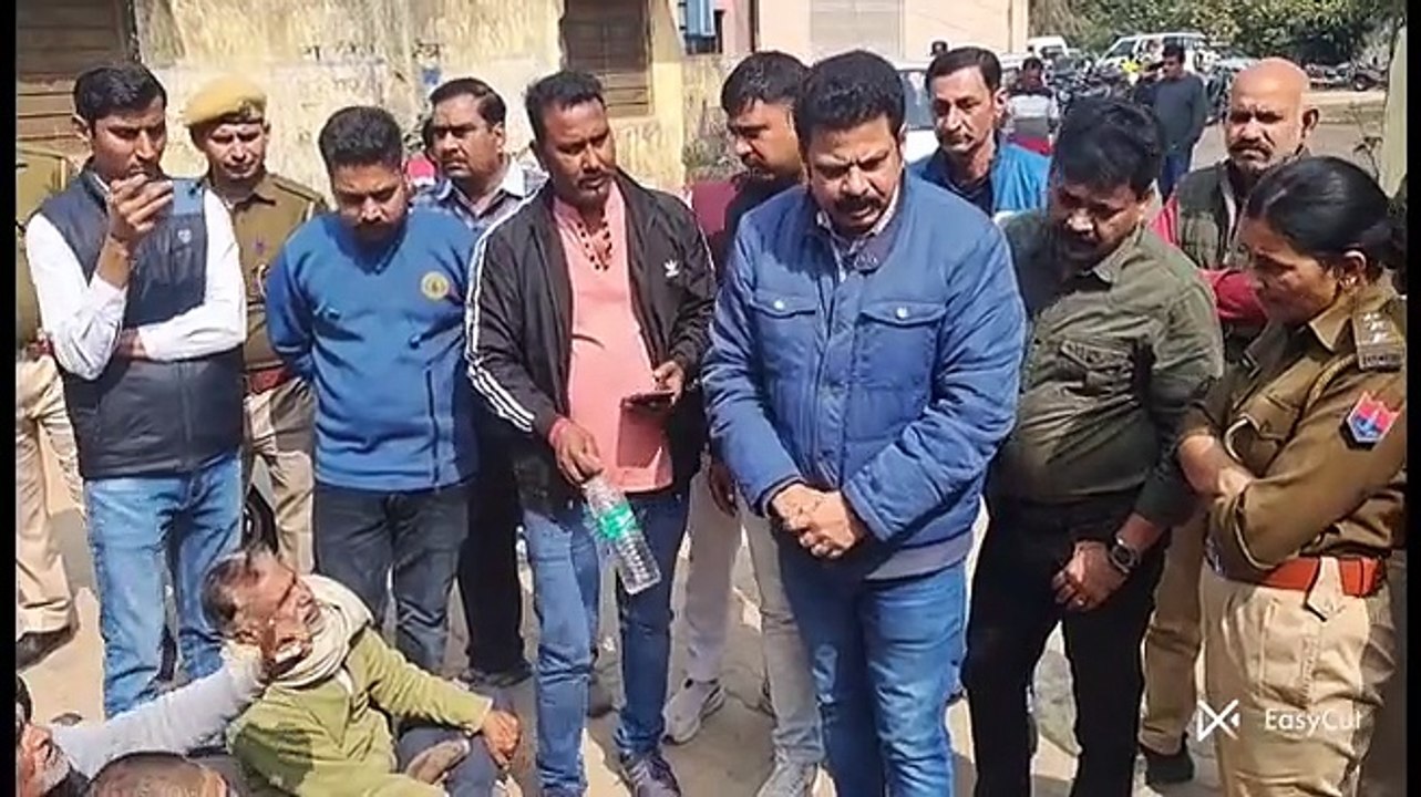 मकान में आई दरारों के बारे में कई बार मकान मालिक को बता चुके थे दम्पती