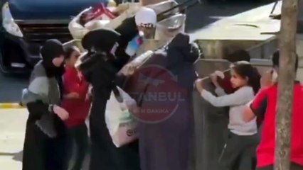Bozulmuş ürünlerin atıldığını gören vatandaş çöpe girip yiyecekleri topladı