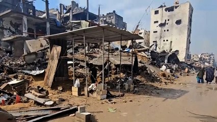 تشبثا بالمكان والأرض.. عائلات فلسطينية تعود لمنازلها المدمرة وتنصب الخيام على أنقاضها