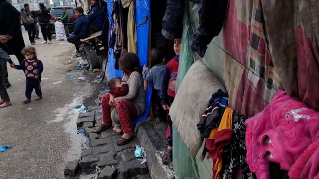 يفتقرون لأدنى مقومات الحياة.. نازحون نصبوا خيامهم على قارعة الطرق في رفح