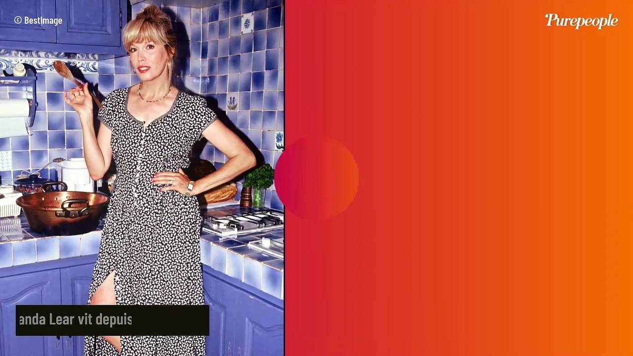 MAISON DE STARS : Amanda Lear dans son eden boisé des Alpilles, un refuge coûteux avec caméras et murs colorés