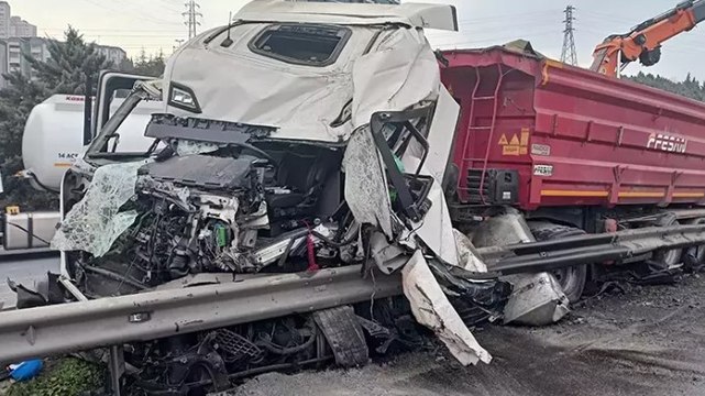 TEM Otoyolu'nun Kocaeli geçişinde kontrolden çıkan TIR bariyerlere çarptı: 2 yaralı