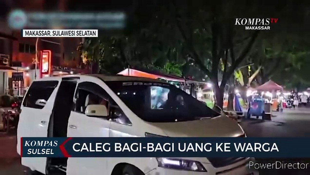 Caleg Bagi-Bagi Uang Ke Warga