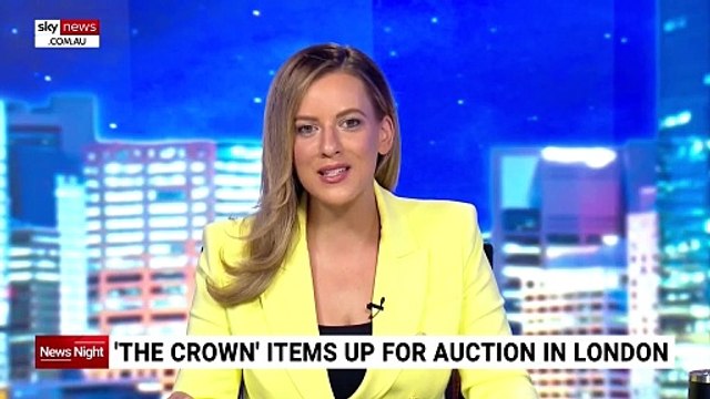 De la bague de fiançailles de Diana au carrosse royal, les passionnés de la célèbre série Netflix The Crown ont acquis costumes, accessoires et décors lors d'une vente aux enchères organisée à Londres - VIDEO