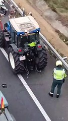 Las redes estallan contra el guardia civil que multa a un agricultor en plena tractorada