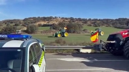 Vean cómo un grupo de tractores burlan un control de la Guardia Civil