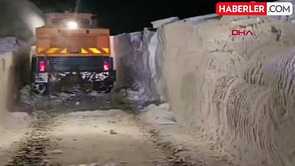 Kardan Kapanan Yolda Paletli Ambulansla Hastaneye Götürülen Hastanın Tedavisi Sürüyor