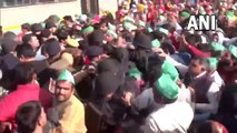 दिल्ली-नोएडा बॉर्डर पर रोके गए किसान, प्रदर्शनकारियों और पुलिस में धक्कामुक्की, हिरासत में लिया