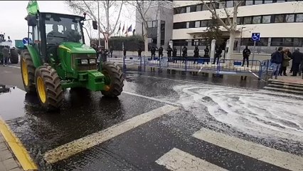 Los agricultores vuelcan vino francés a las puertas de la Confederación Hidrográfica del Guadiana
