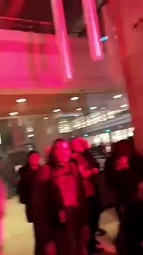 Des centaines d'ouvriers de maintenance de la RATP ont envahi ce matin le siège du groupe à Paris - Ils demandent une hausse des salaires de 300 euros - Regardez