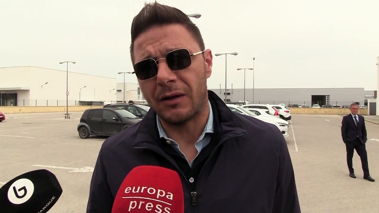 Joaquín Sánchez, abatido a su llegada al tanatorio tras el fallecimiento de su padre