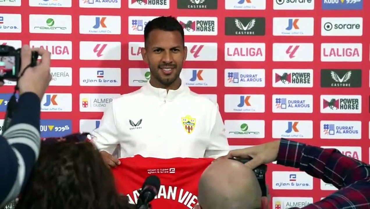 Presentación de Jonathan Viera con el Almería