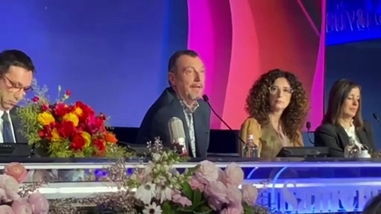 Caso Travolta a Sanremo, Amadeus: “Sapeva tutto, nessun tranello. Le scarpe? Non so cosa indossi”