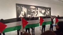 Un grupo de activistas denuncia, frente al Guernica, el genocidio en gaza