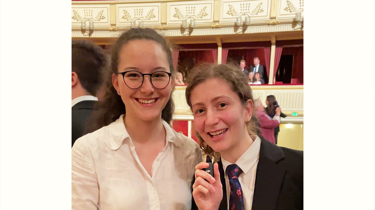 Damenpaar beim Opernball: 'Karin sieht wundervoll aus in einem Frack'