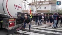 Los agricultores derraman más de 25.000 litros de vino francés en las protestas de Ciudad Real
