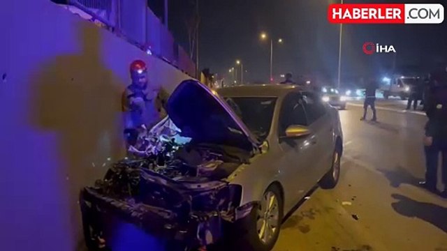 Kamyonete çarpıp savrulan otomobil duvara çarparak durabildi: 2 yaralı