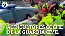 Agricultores mueven un coche de la Guardia Civil