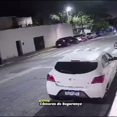 Entregador cai ao empinar moto em rua de Fortaleza
