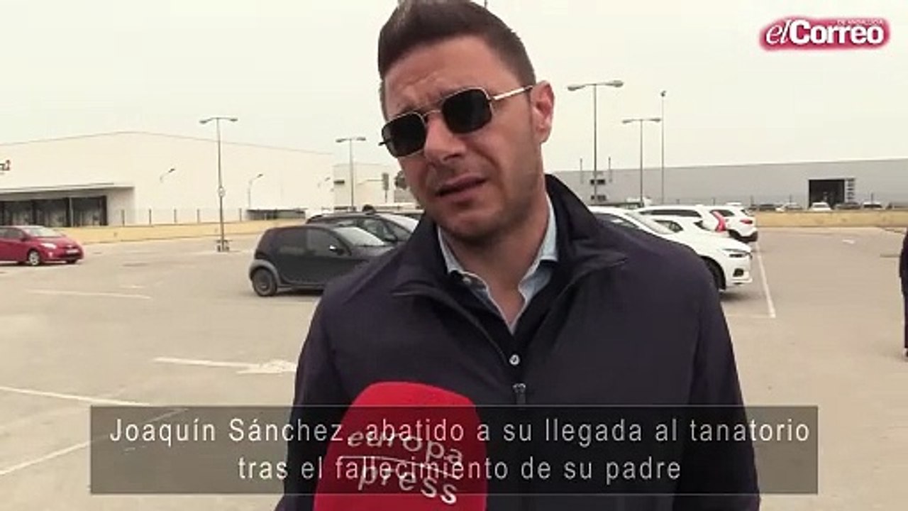 Joaquín Sánchez, abatido a su llegada al tanatorio tras el fallecimiento de su padre