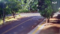 Gravíssimo acidente em Foz do Iguaçu: câmeras de segurança registram o momento da batida